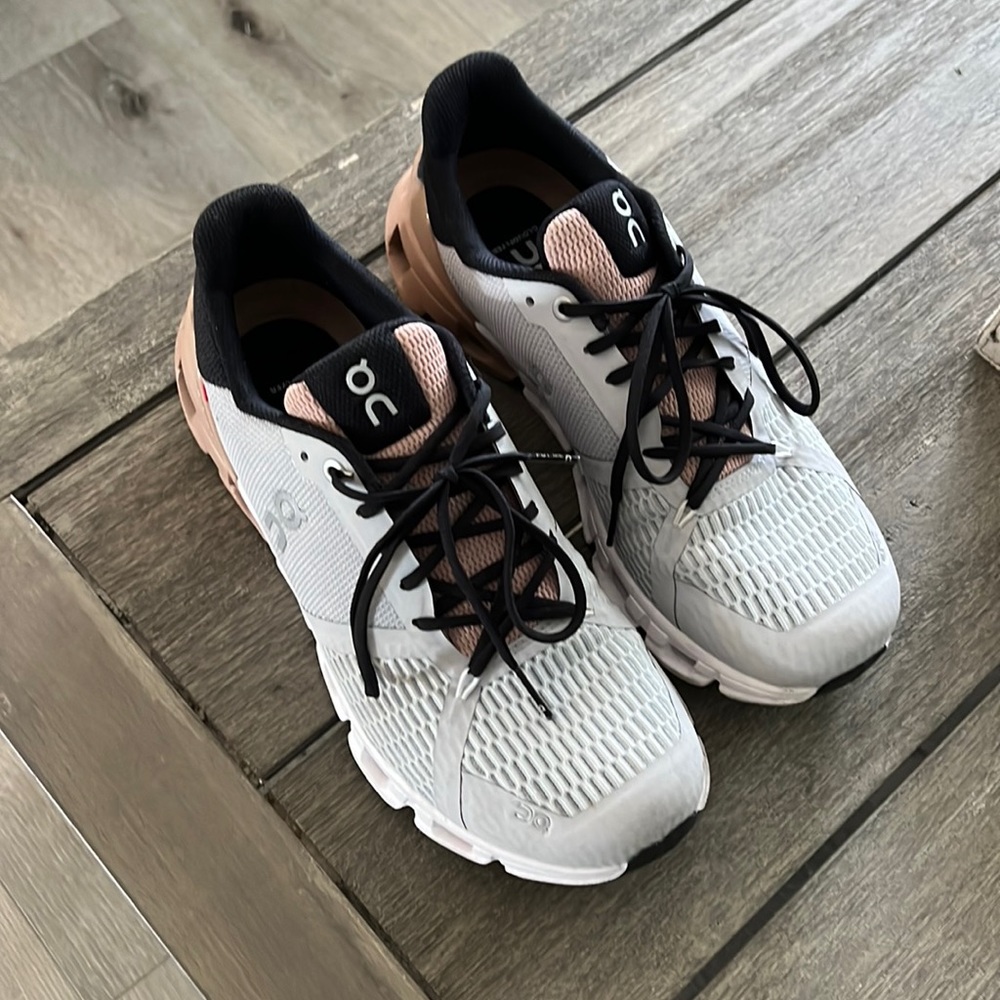 On Cloud Flyer beige/grey/black size 9 like new